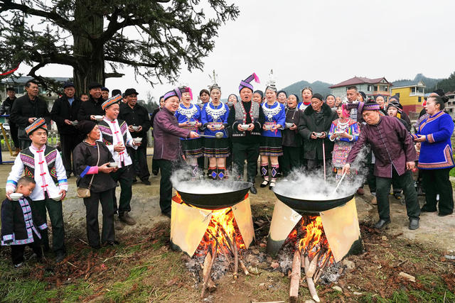 春节  侗族 民俗  闹春牛  打糍粑  吃会