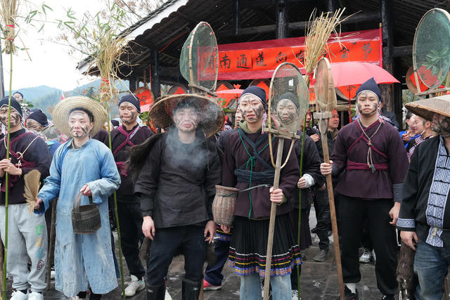 春节  侗族 民俗  闹春牛  打糍粑  吃会