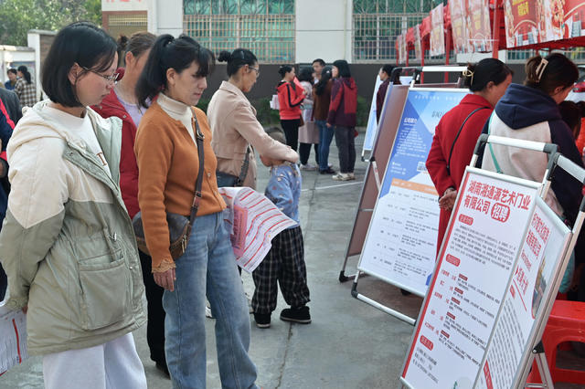 就业 春风送岗 招聘活动 劳务市场 就业岗位 企业 乡村 求职者 家门口就业