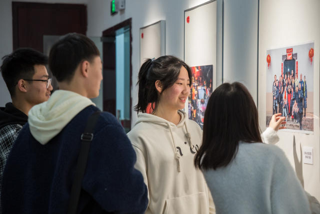 观展 迎春  摄影  学生  社会实践  欧阳予倩