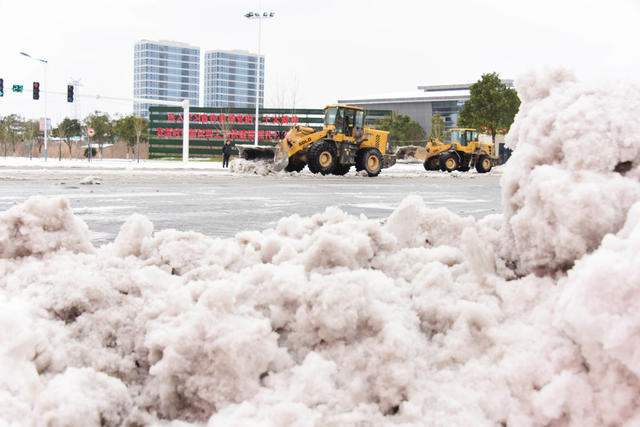 自然 天气 春节  大到暴雪  国道  铲车  畅通
