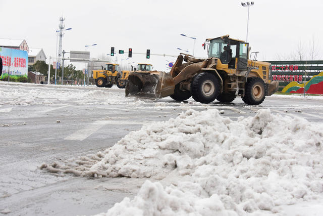 自然 天气 春节  大到暴雪  国道  铲车  畅通
