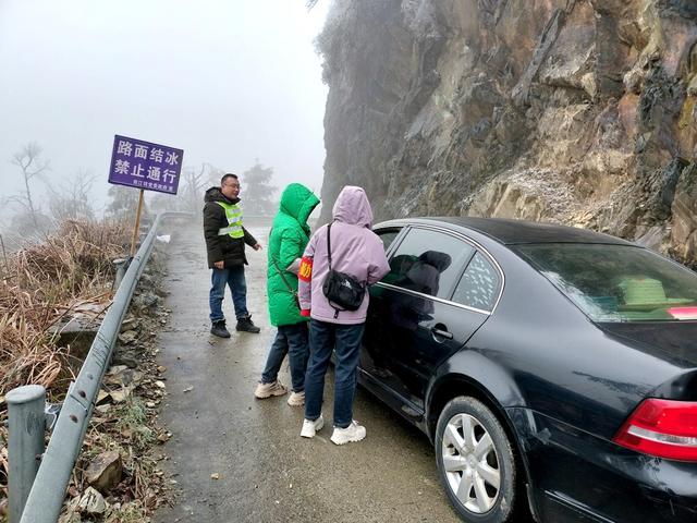 雨雪天气
道路结冰
交通劝导