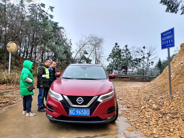 雨雪天气
道路结冰
交通劝导