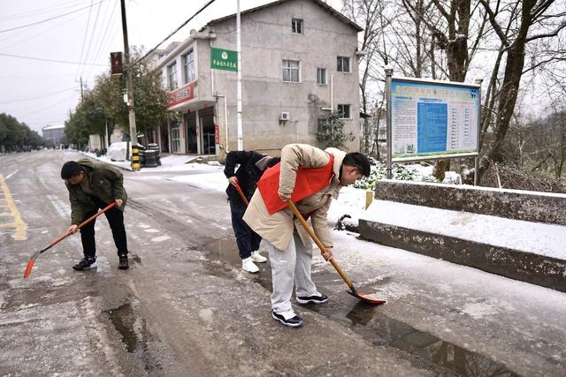  Volunteers of snow sweeping and deicing in freezing, rainy and snowy weather