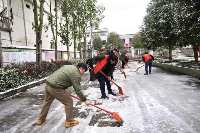 冰冻雨雪天气 扫雪除冰  志愿者