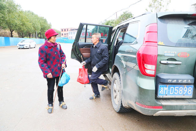 交警  护送  爱心  冰雪