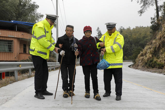 湖南 新田 交警 护行 暖民心