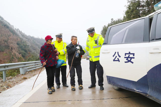 交警  护送  爱心  冰雪