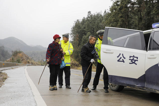 湖南 新田 交警 护行 暖民心