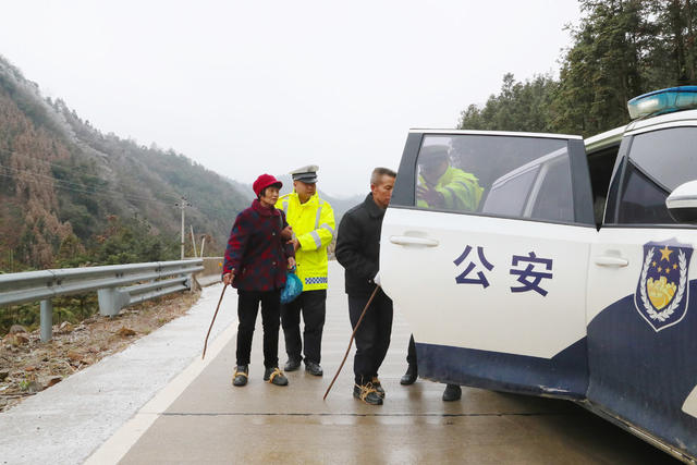 交警  护送  爱心  冰雪
