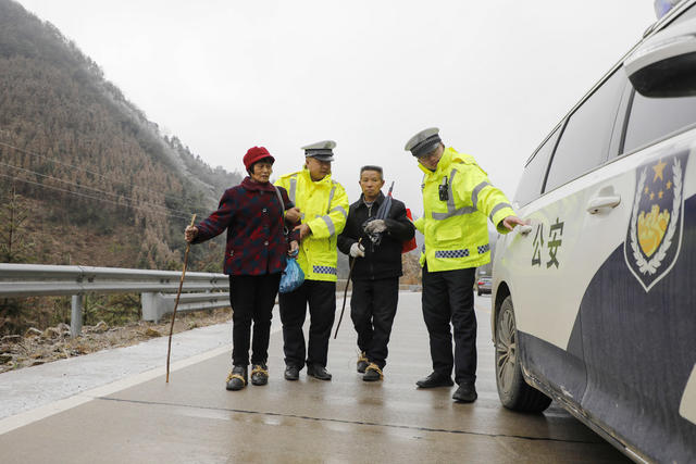 湖南 新田 交警 护行 暖民心