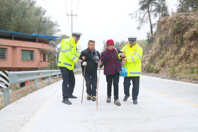 交警  护送  爱心  冰雪