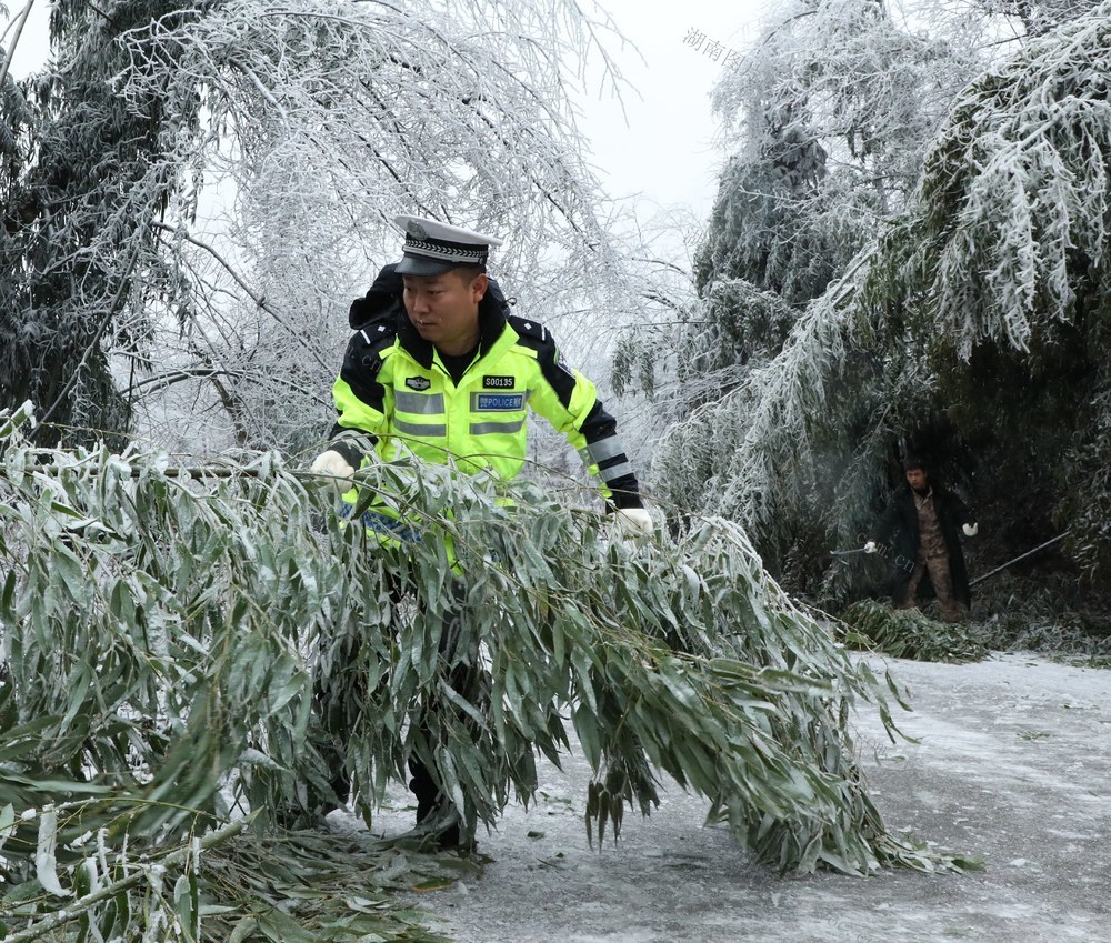 迎风雪 保畅通