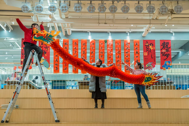 新华书店  孩子  对联  剪纸  春节  新年  年味