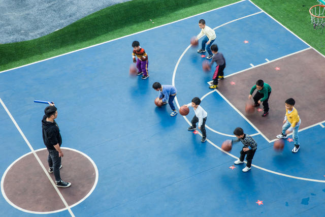 篮球  孩子  室外 球场  练习 俯拍 