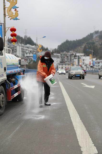 凤凰 环卫工人 撒盐除冰  冰冻雨雪 天气 桥面 道路 结冰  保畅通