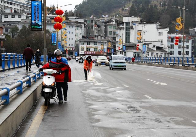 凤凰 环卫工人 撒盐除冰  冰冻雨雪 天气 桥面 道路 结冰  保畅通