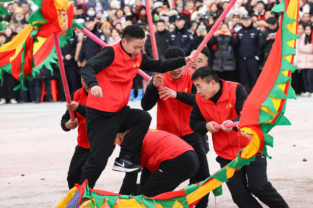 临武县：千人舞龙闹元宵