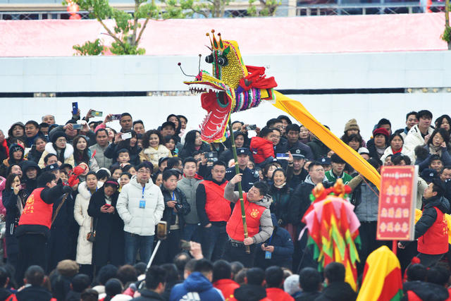 临武：舞龙大会闹元宵