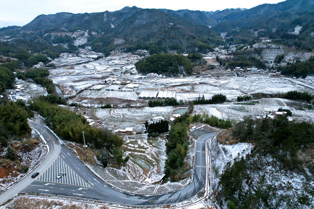 湖南桂东 瑞雪 元宵 丰年 上东村 阡陌梯田 民房 冬被 游龙