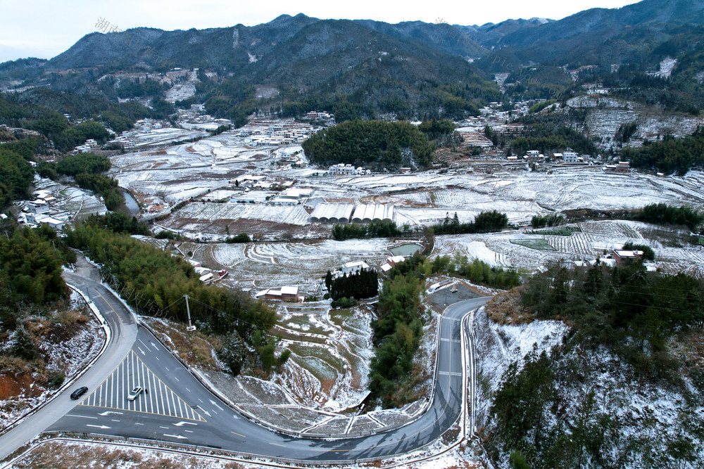 湖南桂东 瑞雪 元宵 丰年 上东村 阡陌梯田 民房 冬被 游龙