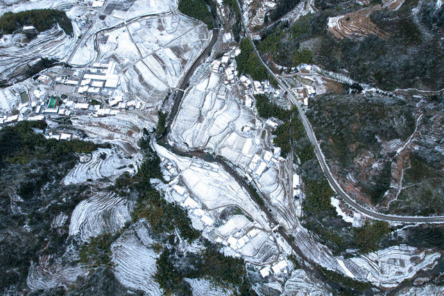 湖南桂东 瑞雪 元宵 丰年 上东村 阡陌梯田 民房 冬被 游龙