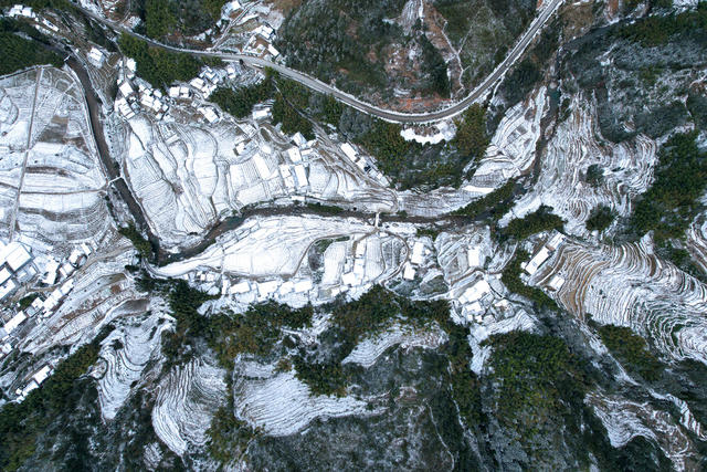 湖南桂东 瑞雪 元宵 丰年 上东村 阡陌梯田 民房 冬被 游龙