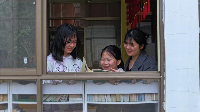 留守儿童 农家书苑 学习 手工 支教 夏令营 笑脸