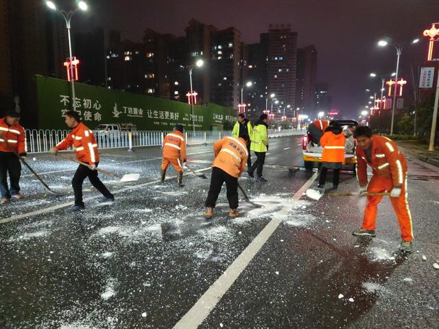 道路  交通  融雪  除冰  作业  安全  雨雪  冰冻 