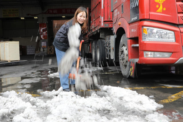 清理残雪 喜迎 开门红