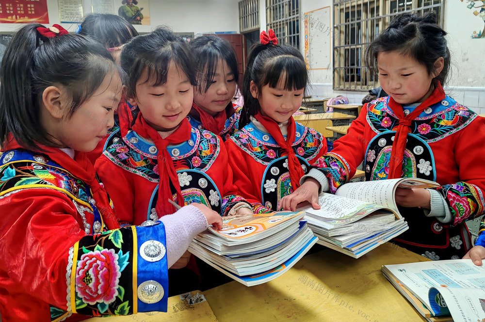 开学 师生 领书