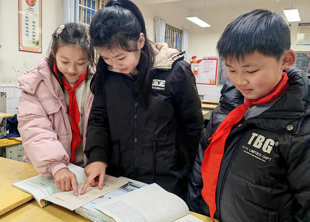 开学 师生 领书