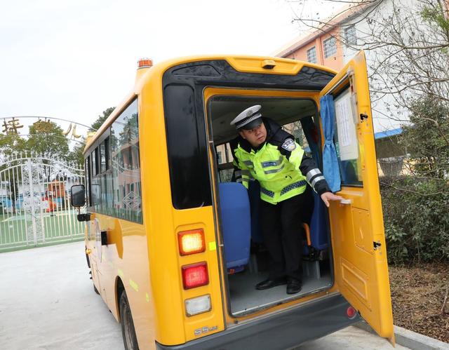   校车“体检”迎开学