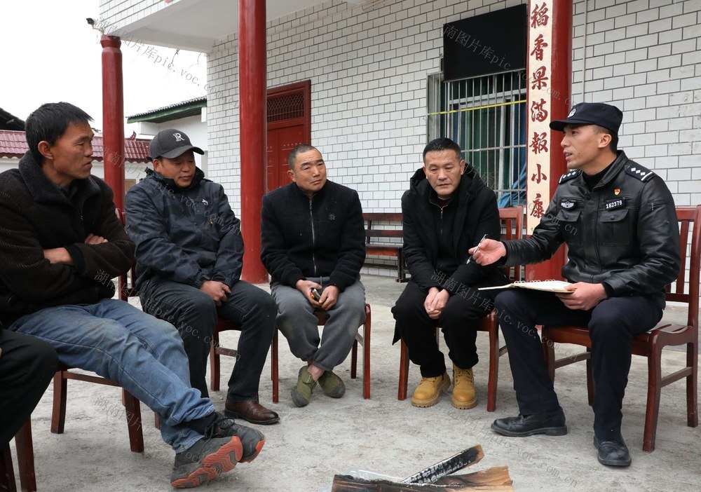 民警进村入户送平安