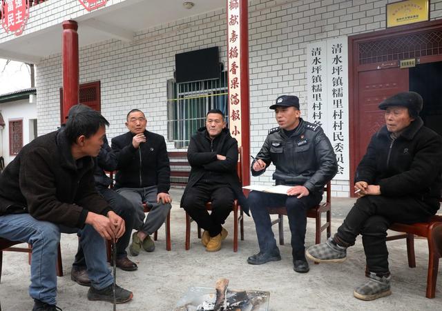 民警进村入户送平安