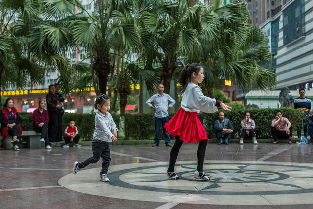 儿童  孩子  步行街  生活  趣味  浏阳  夜晚  街拍