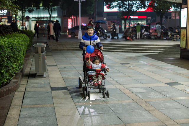 儿童  孩子  步行街  生活  趣味  浏阳  夜晚  街拍