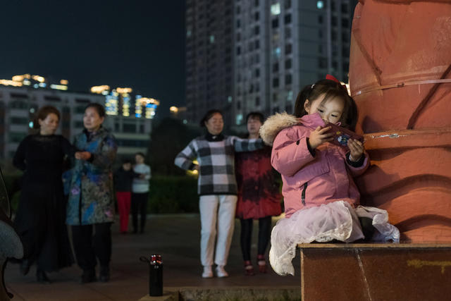 儿童  孩子  步行街  生活  趣味  浏阳  夜晚  街拍