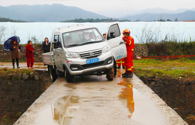 救援  危急  车祸   抢险