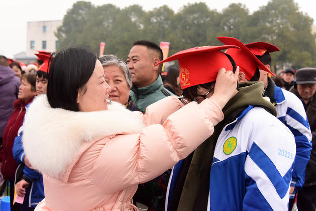 高三  成人礼  成人门  成人帽  青春韶华  勇毅前行