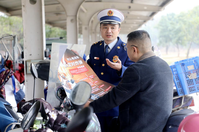 宣讲张贴 电动车  定时炸弹 安全提示 海报