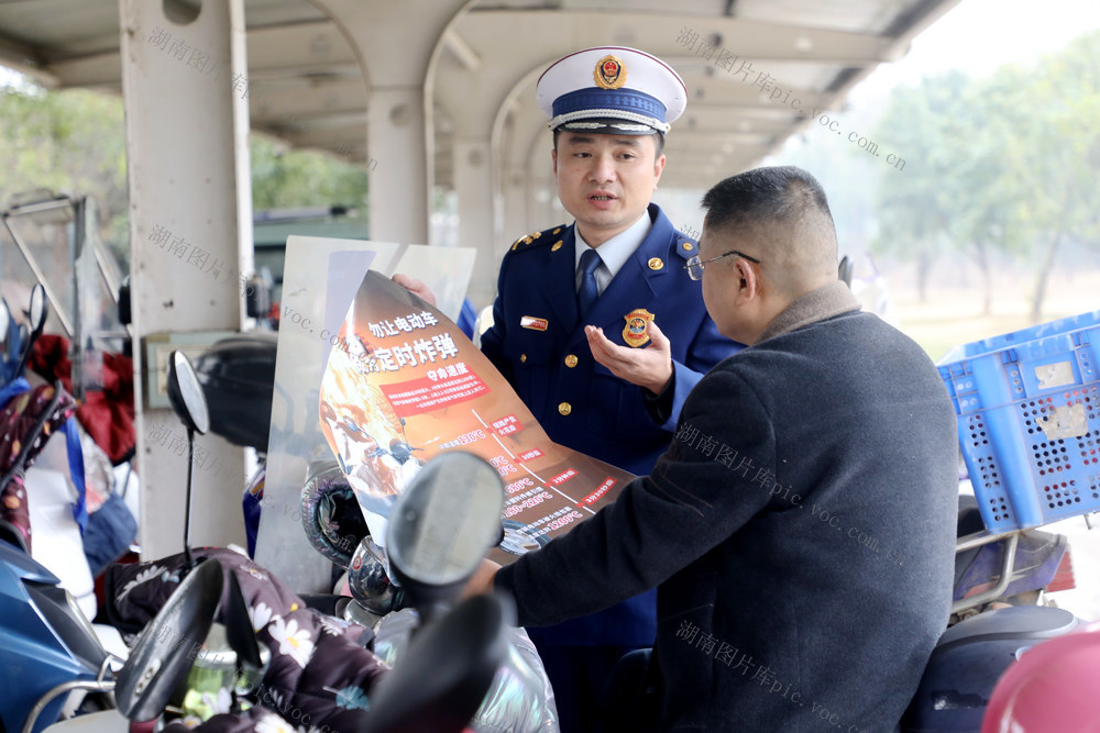 宣讲张贴 电动车  定时炸弹 安全提示 海报