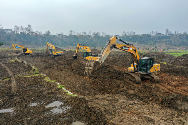 高标准 农田 建设 灌溉渠道、机耕路、排渠、护坎、土壤改良、太阳能杀虫灯等，节本增效
