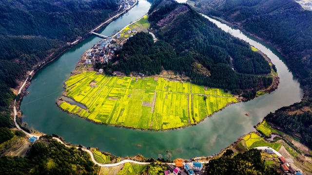 通道 春 油菜 花 山峦 河流 构成 美丽 乡村 画卷