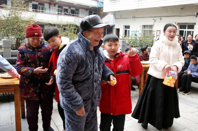 学雷锋活动。