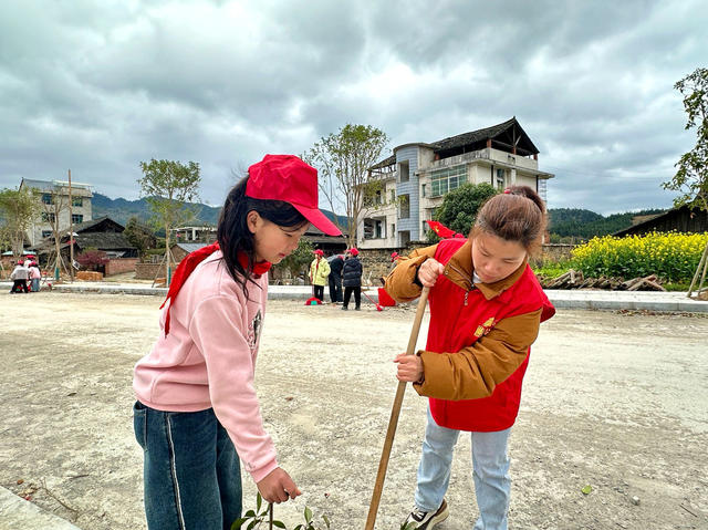 雷锋精神 雷锋日志愿活动 追“锋”少年 农贸市场卫生打扫