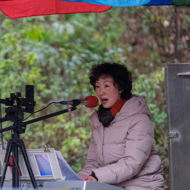 老年朋友，烈士公园，演唱歌曲，《中国有你》