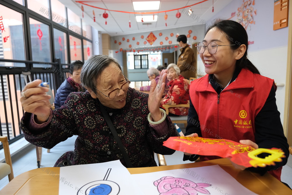 3月7月，长沙市芙蓉区马坡岭街道，中国银行长沙市开福支行客经理在湖南万众和社区服务管理有限公司看望慰问老人，进行贷后调研。在开福支行300万元“养老贷”支持下，该公司今年增加芙蓉区马坡岭和东湖综合养老服务中心养老床位150张。近年来，开福支行认真践行国家战略，积极为养老客群提供优质金融服务，用心用情增强老年人生活的获得感和幸福感，促进养老事业高质量发展。 林道辉 杨佳凡 摄