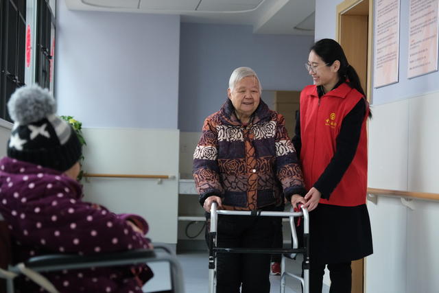 3月7月，长沙市芙蓉区马坡岭街道，中国银行长沙市开福支行客经理在湖南万众和社区服务管理有限公司看望慰问老人，进行贷后调研。在开福支行300万元“养老贷”支持下，该公司今年增加芙蓉区马坡岭和东湖综合养老服务中心养老床位150张。近年来，开福支行认真践行国家战略，积极为养老客群提供优质金融服务，用心用情增强老年人生活的获得感和幸福感，促进养老事业高质量发展。 林道辉 杨佳凡 摄